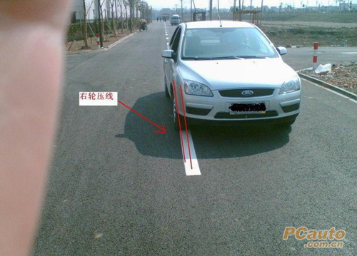 判断右轮的位置+4,右侧离路边60公分行驶